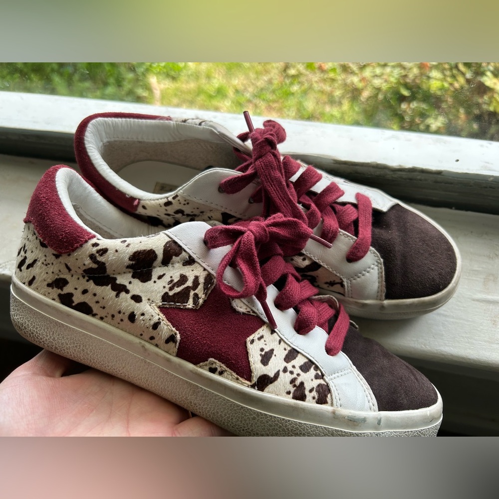 Stylish Red and Brown Star Sneakers